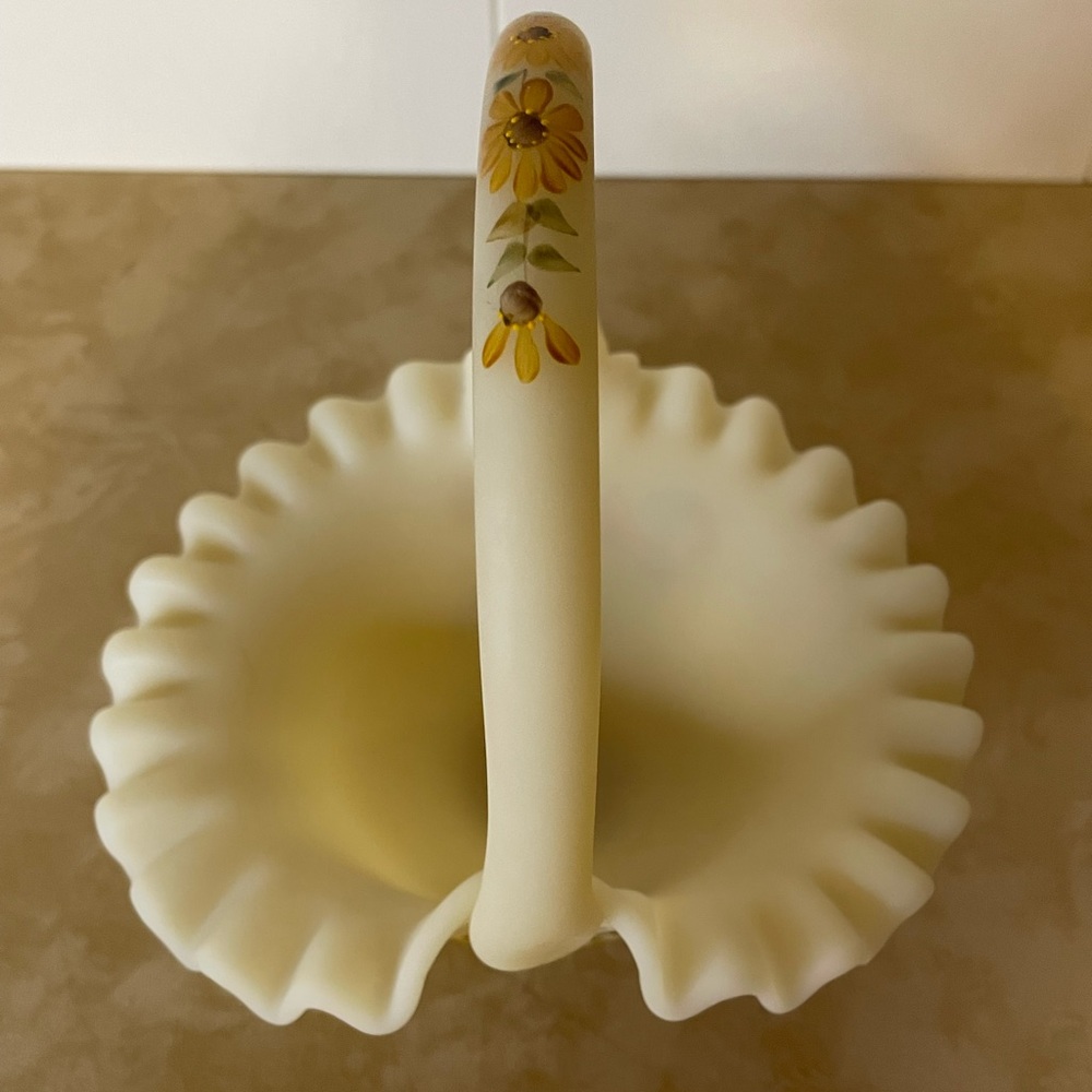 Fenton Satin Custard Glass Ruffled Glass Basket - Hand Painted & Signed - Picture 4 of 13